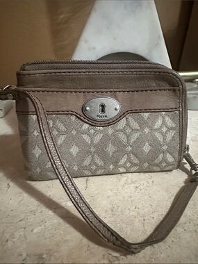 Fossil Taupe-Brown Patterned Wristlet